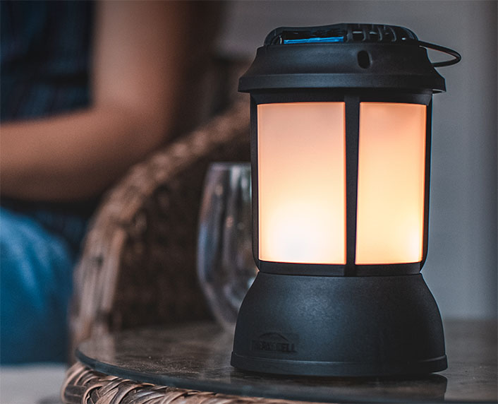 Un farol que protege de los mosquitos a la vez que ilumina